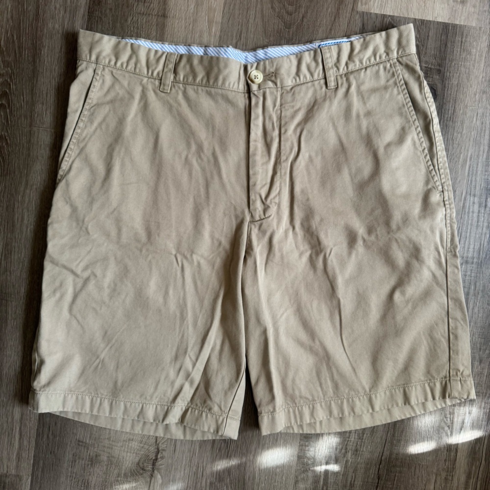 Southern Tide “The Skipjack” 9 in khaki shorts